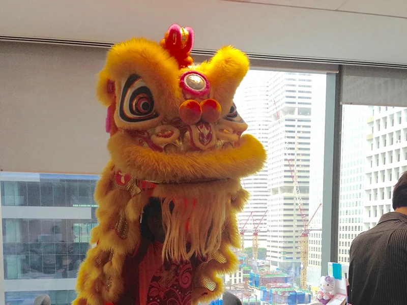 シンガポールのオフィスに獅子舞